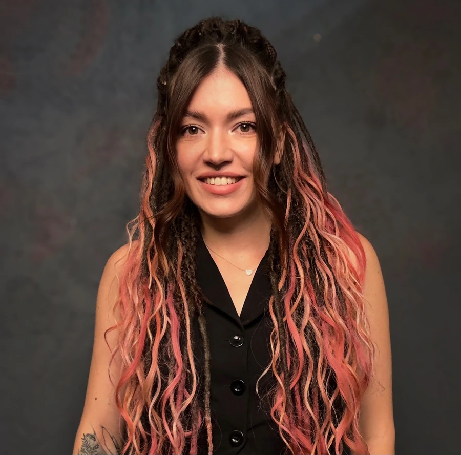 Карина Яницкая — основатель студии волос в Алматы, мастер по дредам и афроплетению