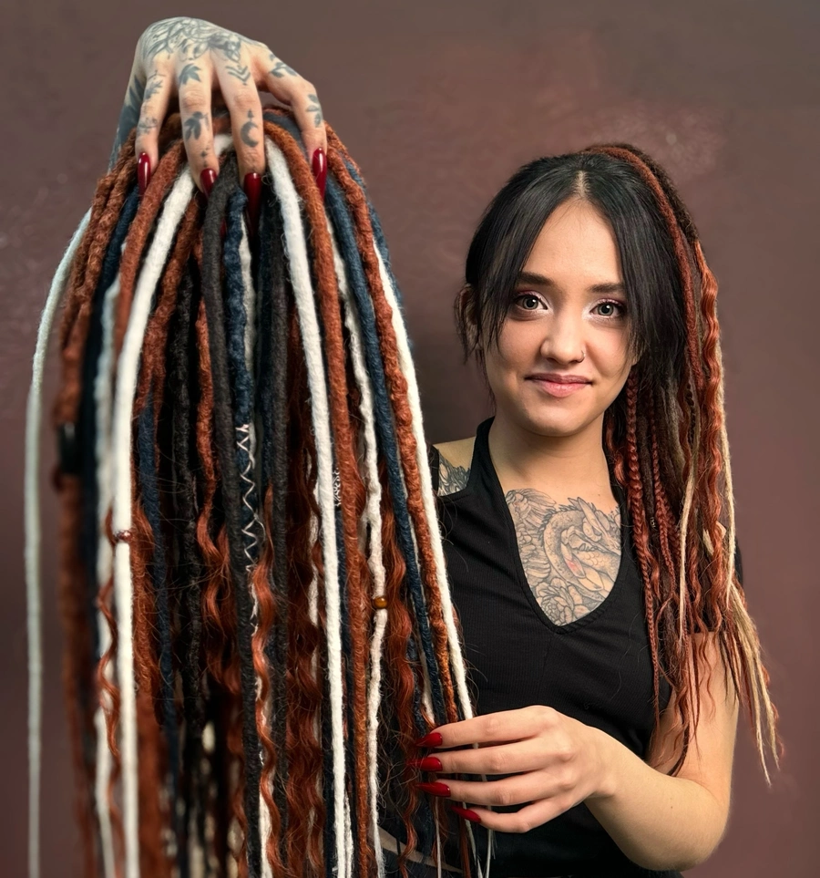 Крис — мастер по дредам и Д.Е. дредам, студия Карины Яницкой, Алматы